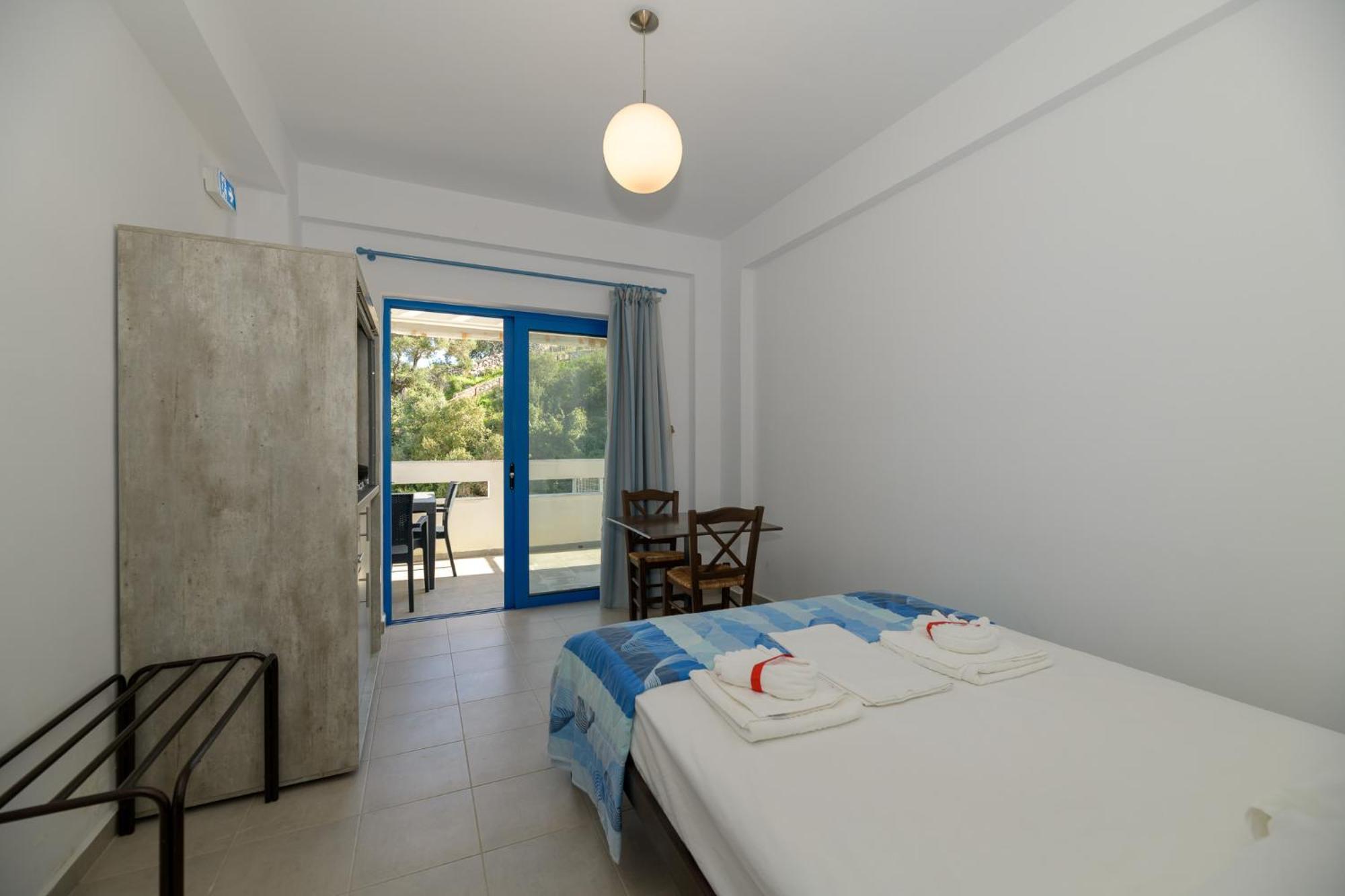 Mikro Nisi & Apartmán