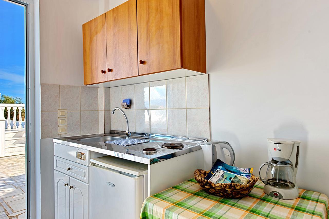 Mikro Nisi & Apartmán