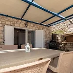 Mikro Nisi Studios & Apartments