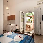 Mikro Nisi Studios & Apartments
