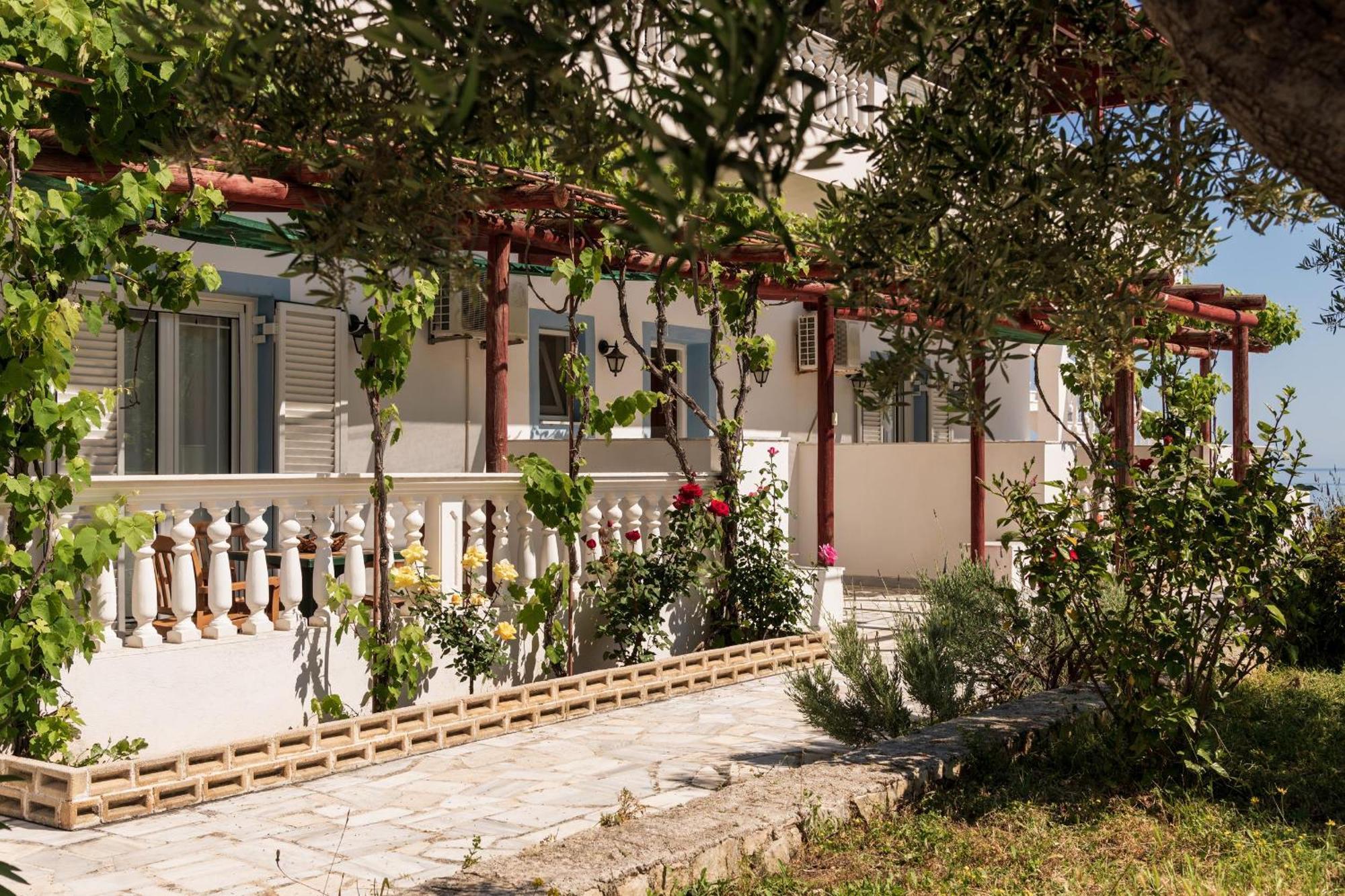 Mikro Nisi & Apartment *