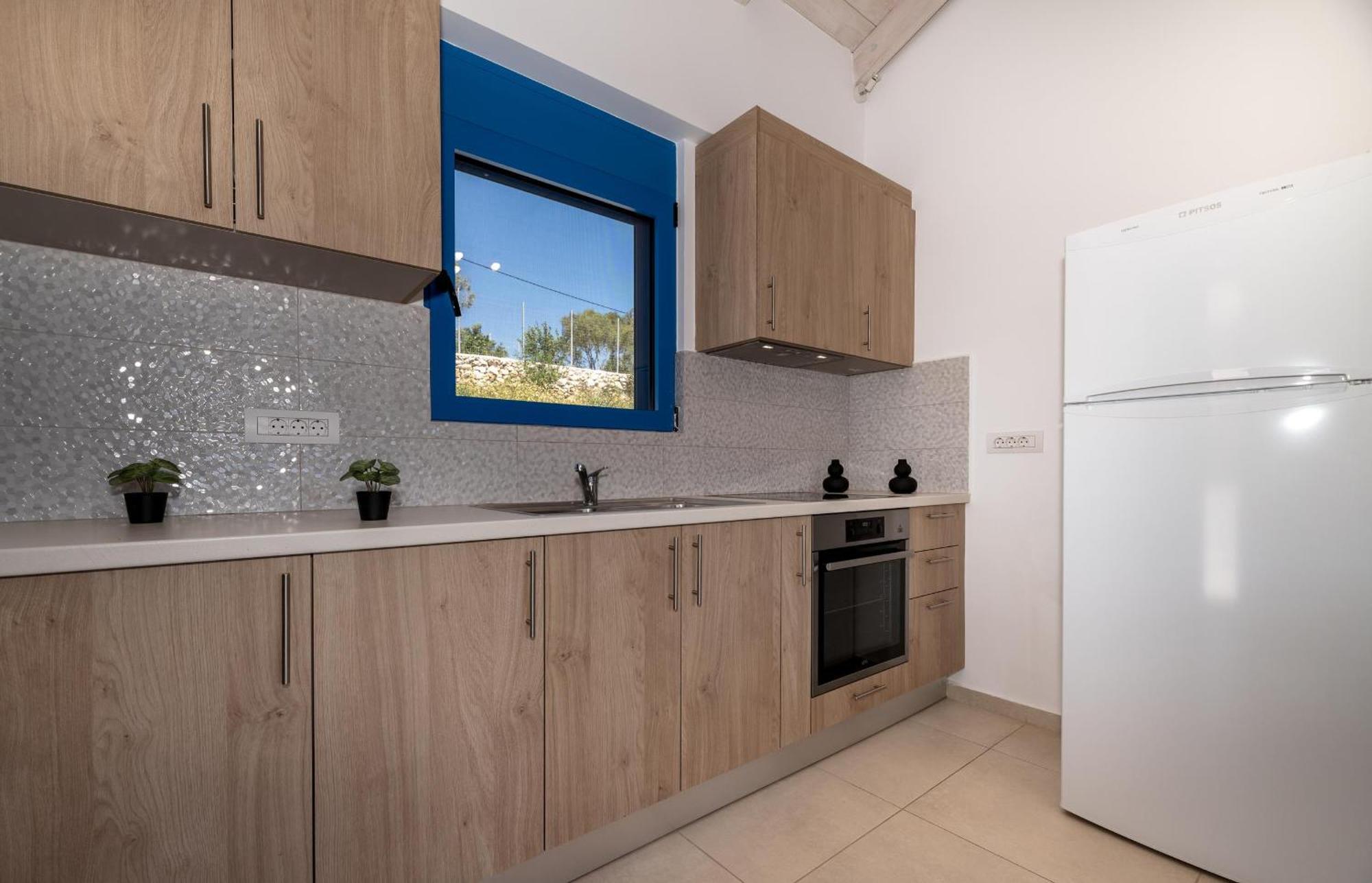 Mikro Nisi & Apartment