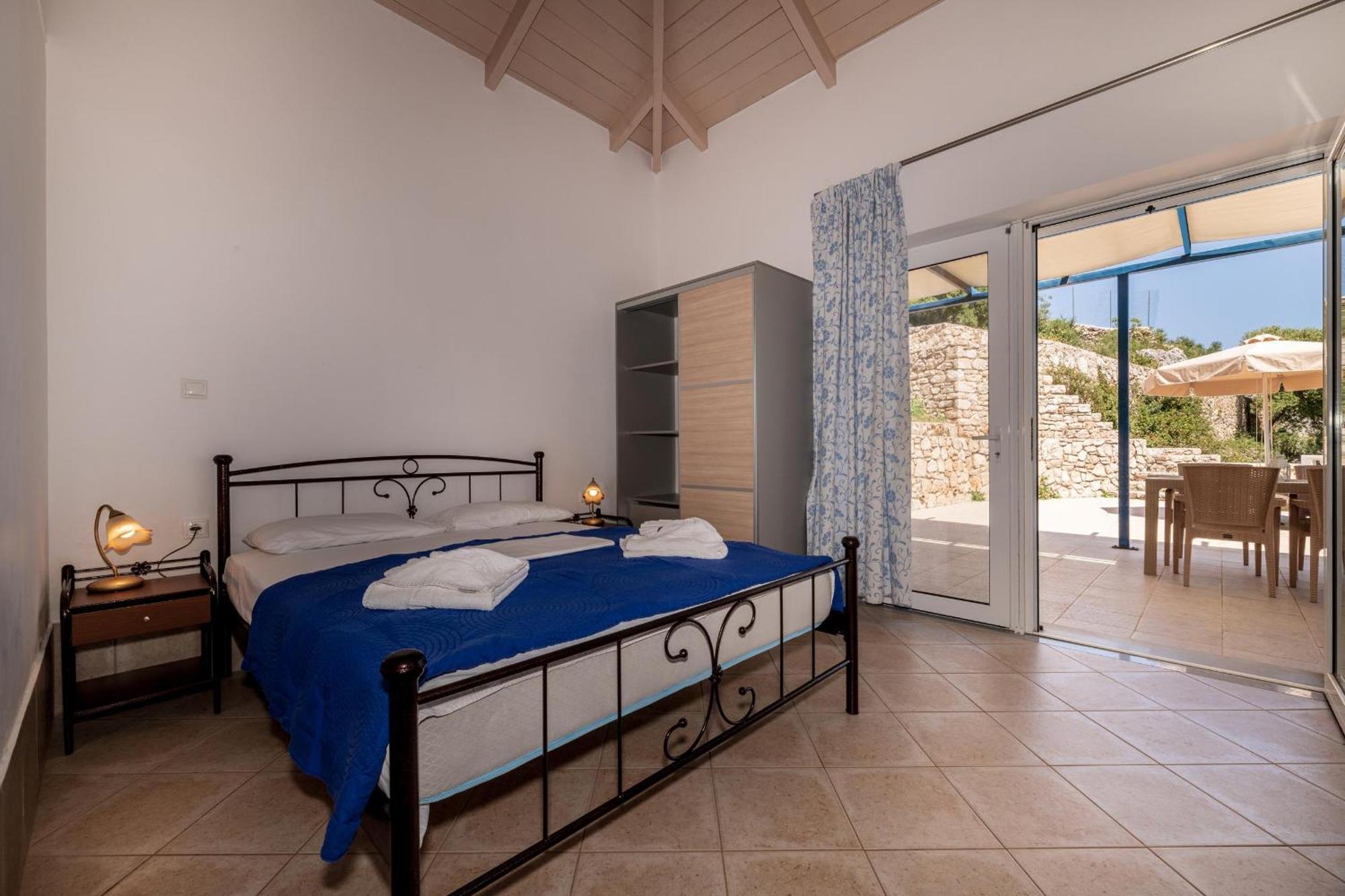 Mikro Nisi & Apartment